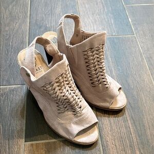 Women's Beige Peep-Toe Woven Sandals